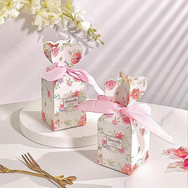 Elegant Bud-Shaped Wedding Favor Box (Vase Style)
